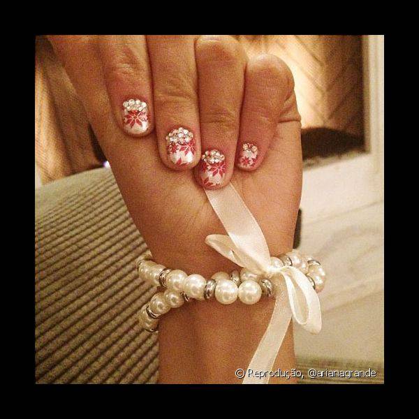Ariana Grande desenhou flocos de neve vermelhos nas unhas e completou o visual com pedrarias